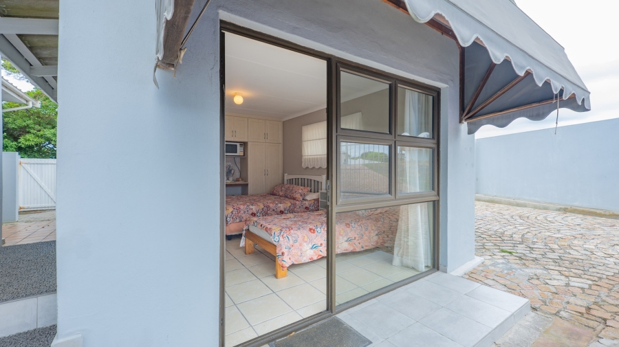 5 Bedroom Property for Sale in Struisbaai Western Cape